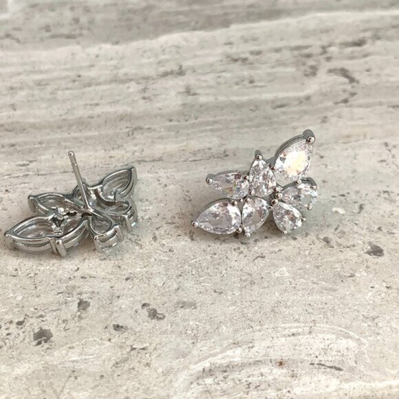 NEW~ Anthropologie Shashi Petite Fallen Leaf Stud Earrings - Picture 8 of 10